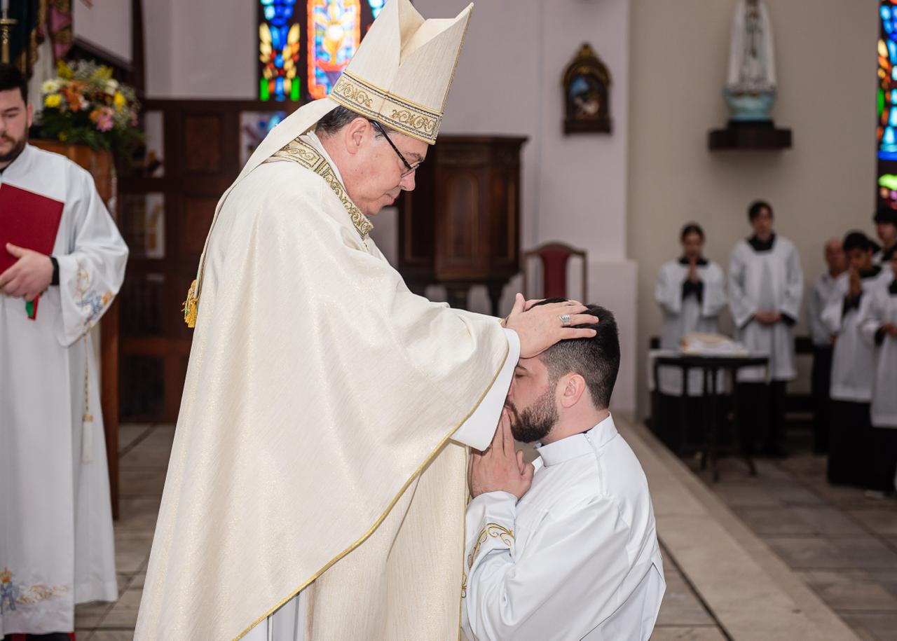 Tiago Cembrani é ordenado diácono na Catedral Diocesana